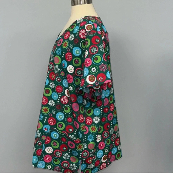NWT SB Scrubs Christmas Print Scrub Top Size 2X Cotton Emerald Green Holiday - Picture 3 of 6